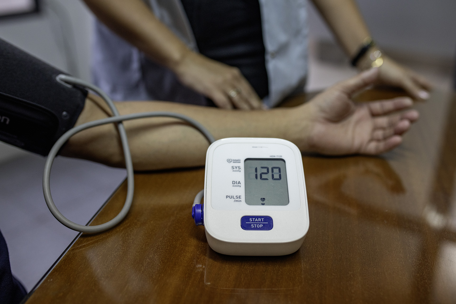 Salud recomienda chequeos periódicos y hábitos saludables para prevenir enfermedades cardiovasculares